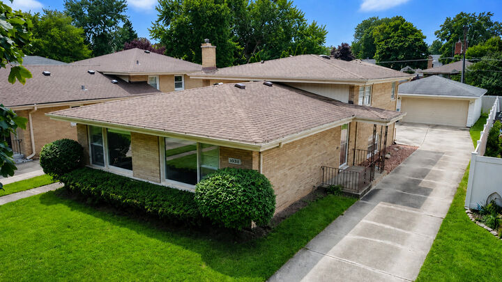 Property Photo:  1638 Forest Road  IL 60526 