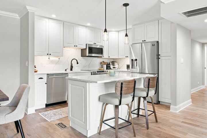 Property Photo:  124 Carriage Way Drive 209B  IL 60527 