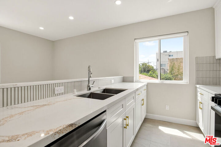 Property Photo: 1470 Rexford Drive 103 CA 90035