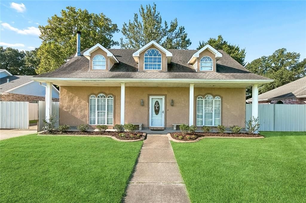 Property Photo: 11 South Lake Court LA 70092