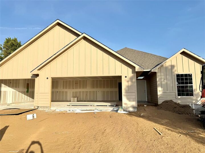 Property Photo: 105 Shoshone Cove TX 76240