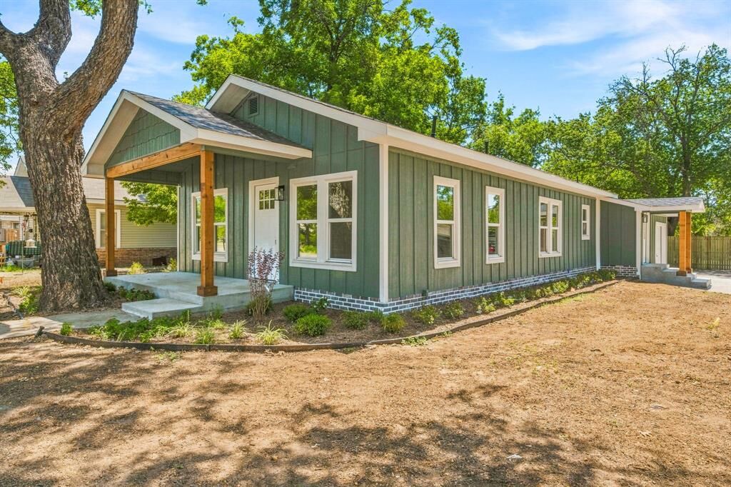 Property Photo: 910 3rd Street TX 76450