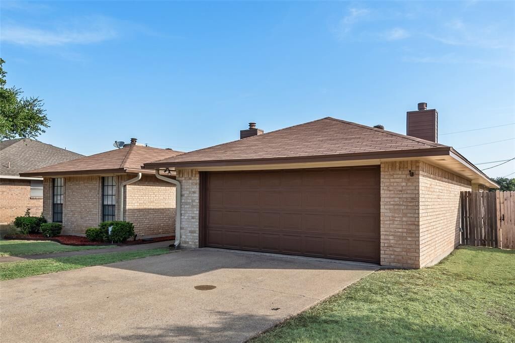 Property Photo: 217 Silver Creek Drive TX 75137
