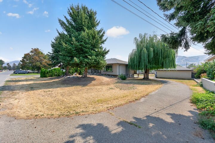 2545 Young Avenue — photo 1