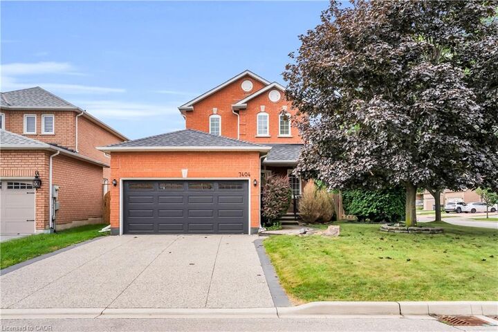 Property Photo: 7404 Davemark Court ON L5N 7P3