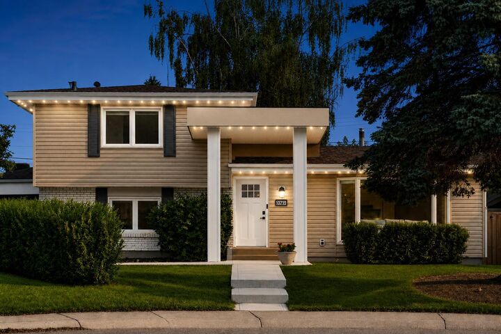 10719 Mapleglen Crescent SE — photo 1