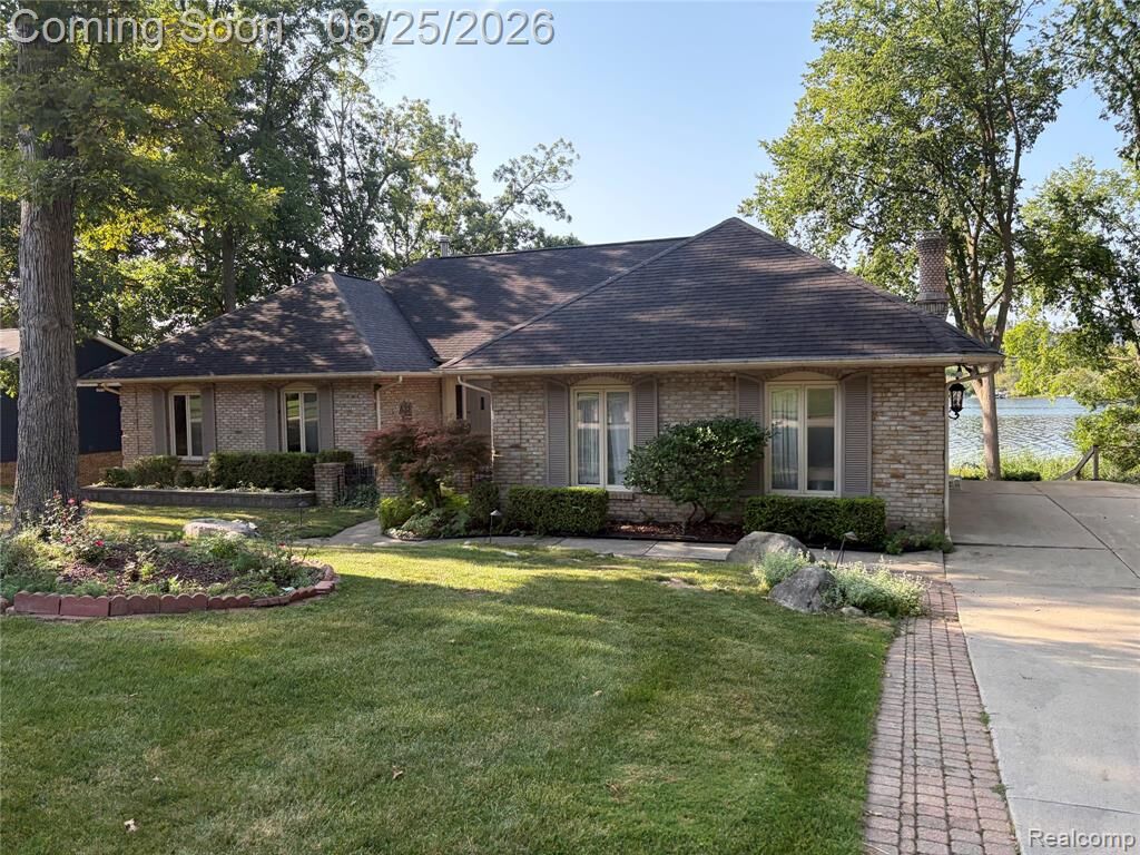 Property Photo:  152 Overlake  MI 48362 