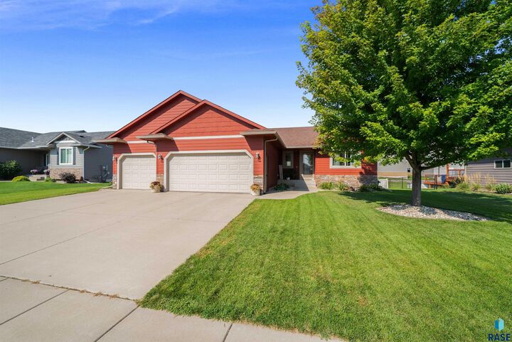 Property Photo:  1005 N Cole Ave  SD 57064 