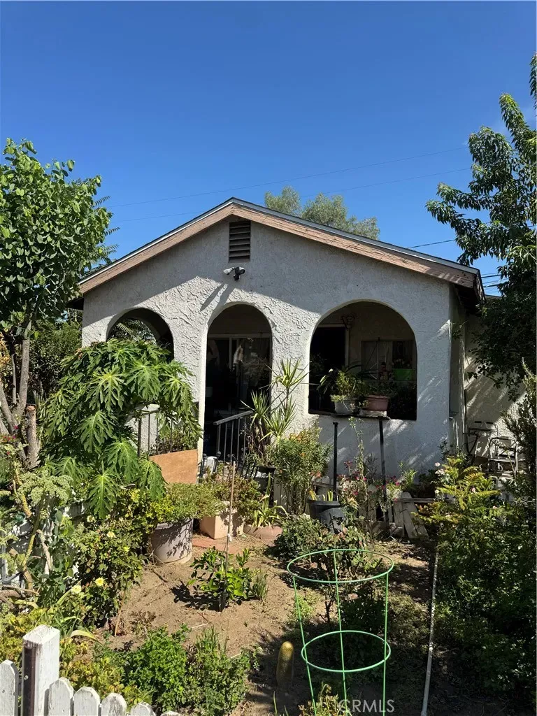 Property Photo:  174 E 11th  CA 92570 