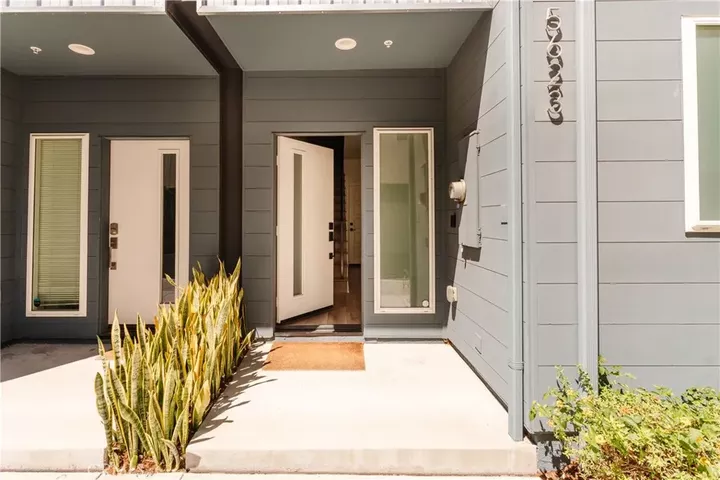 Property Photo:  5623 N Bella Blanco  CA 91601 