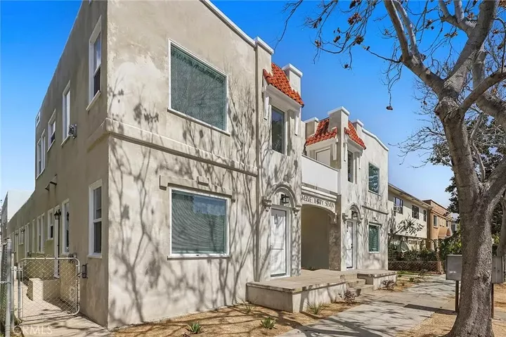 Property Photo: 1237 E 1st 8 CA 90802