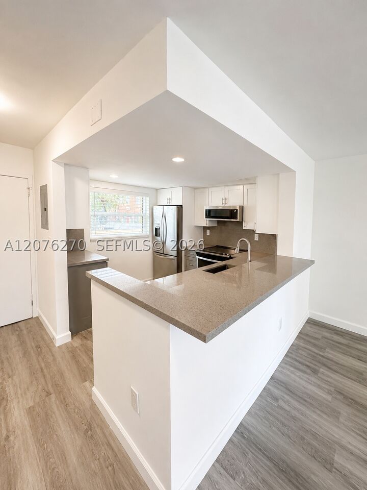 Property Photo:  4000 NE 170th St 206  FL 33160 