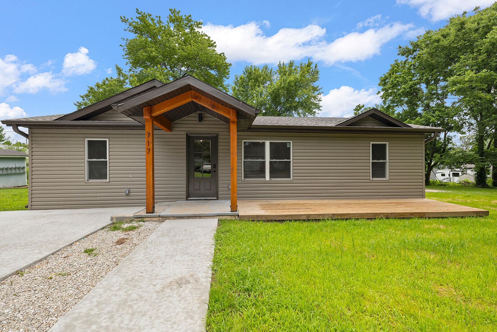 Property Photo: 717 E Van Buren Street MO 65613