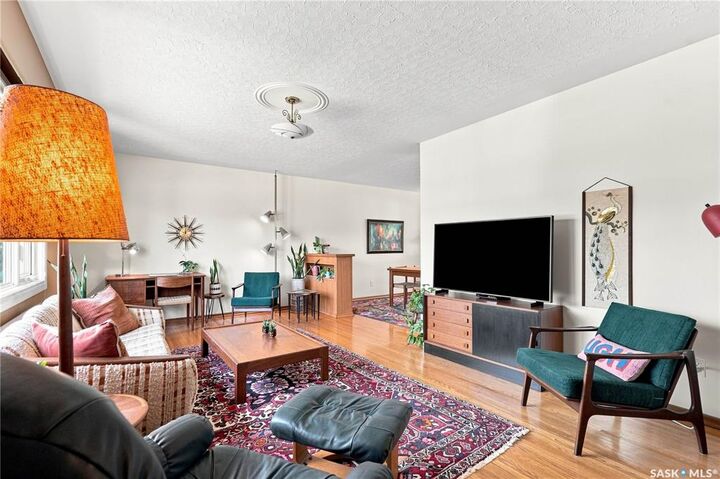 Property Photo: 2006 Louise Avenue SK S7J 2C2
