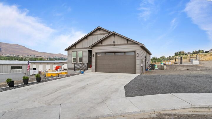 Property Photo:  1525 Della Ave  WA 99320 