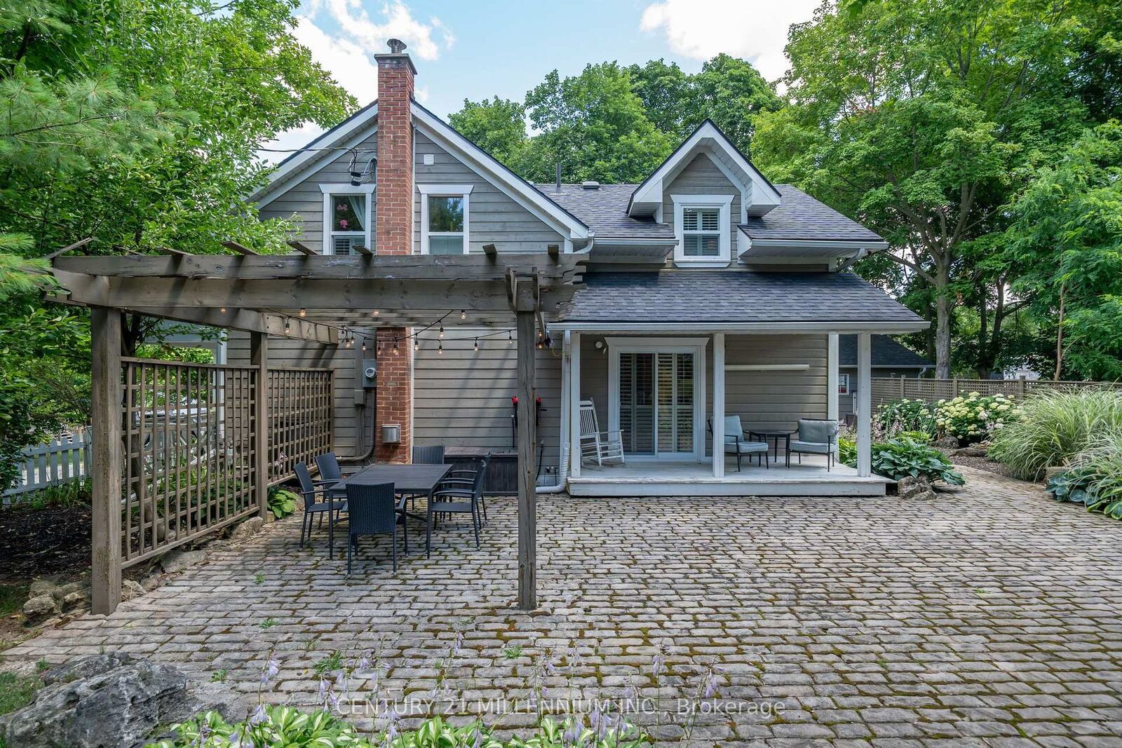 Photo de la propriété: 255 Macdonald Street ON L7C 1L8