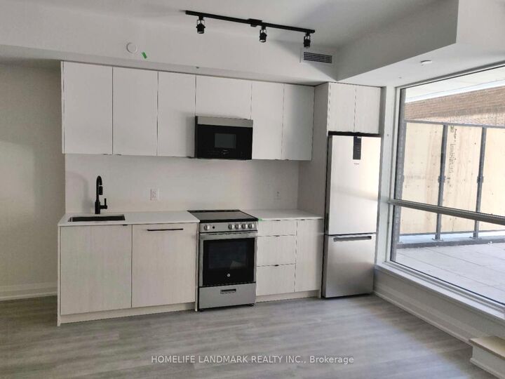 Property Photo:  2369 Danforth Avenue 202  ON M4C 0B1 