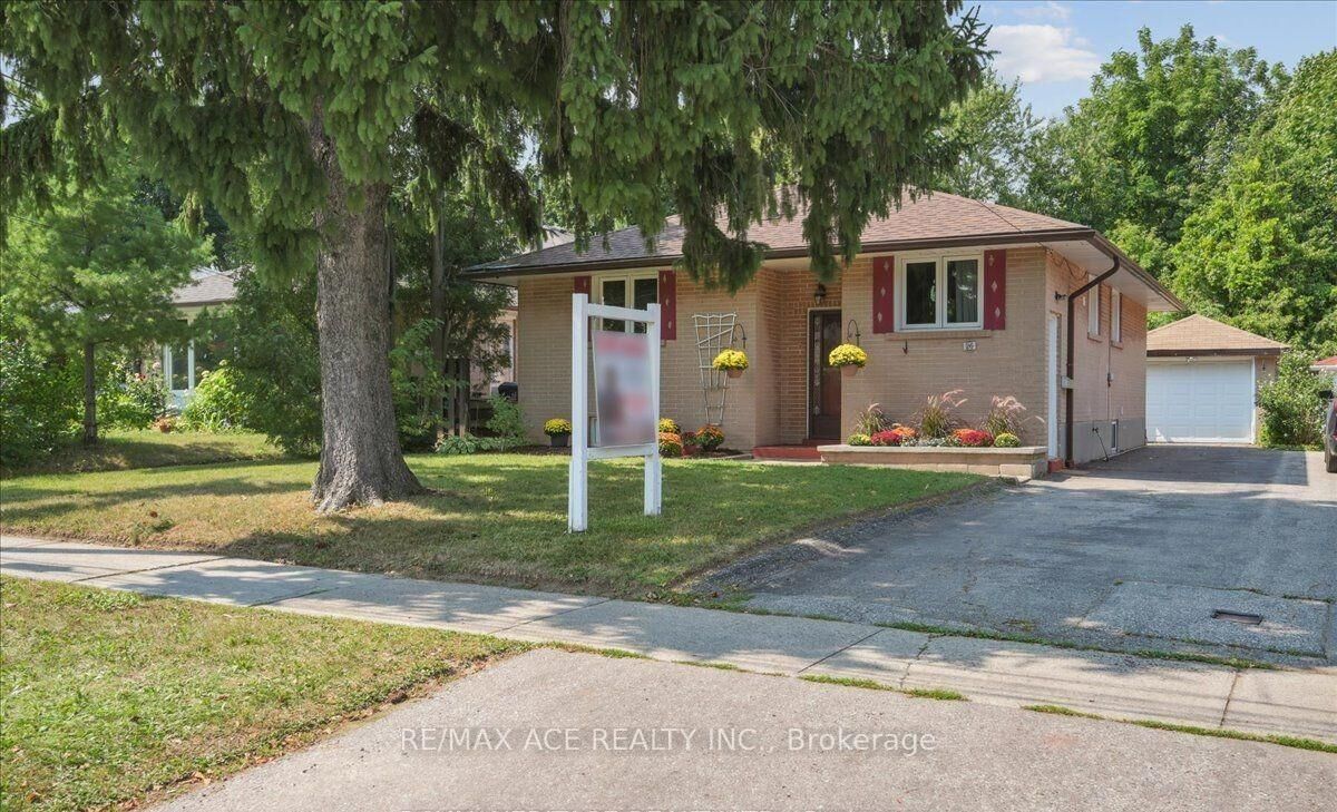 Property Photo:  26 Oakridge Drive Main  ON M1M 2A4 