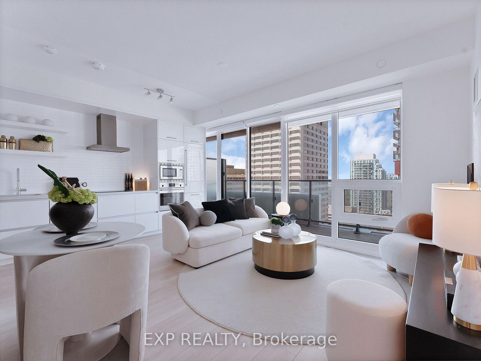 Property Photo:  2221 Yonge Street 2711  ON M4S 2B4 