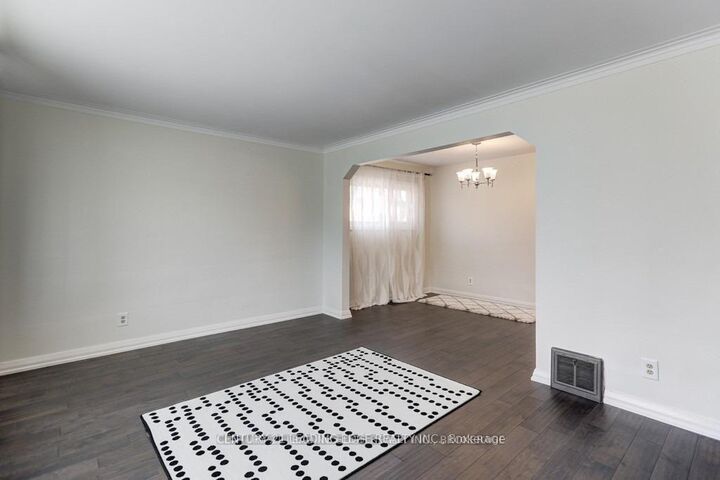 Property Photo:  27 Ionview Drive Main  ON M1K 2Z3 