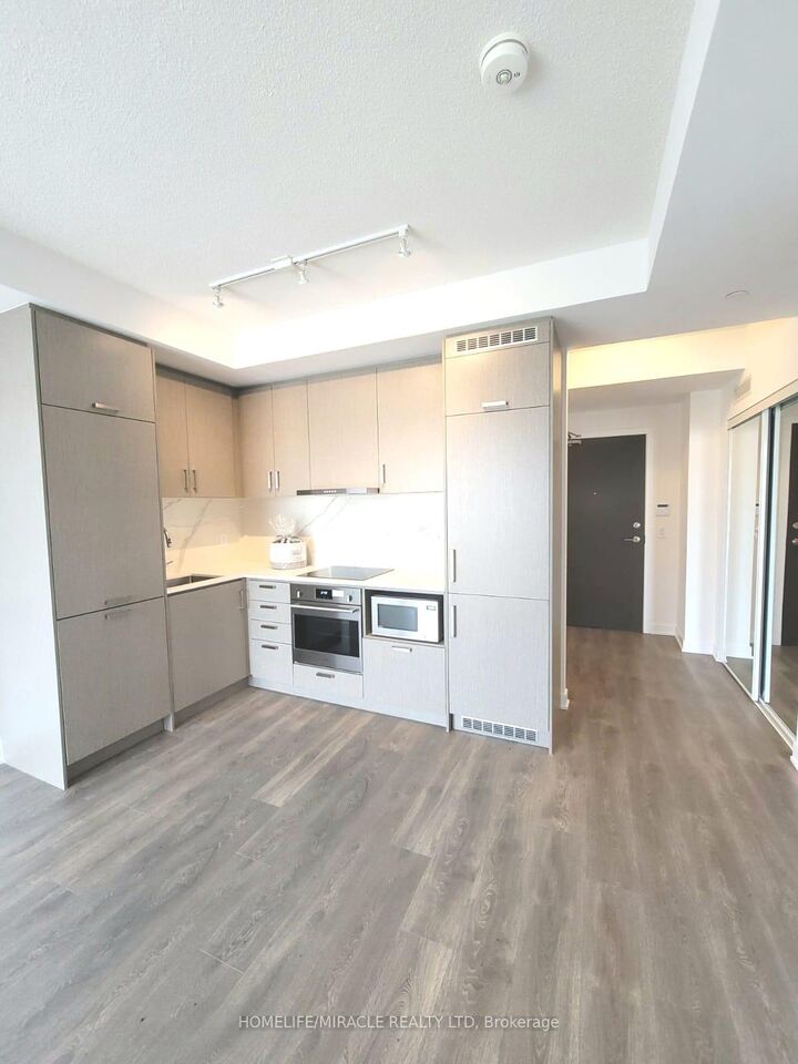 Property Photo:  60 Honeycrisp Crescent N 808  ON L4K 0N5 