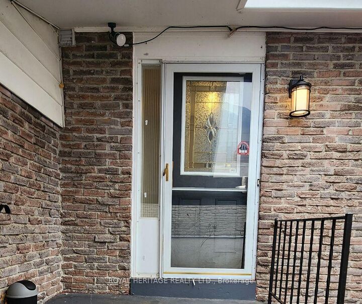 Property Photo:  975 Hawthorne Court Main  ON L1H 2H4 