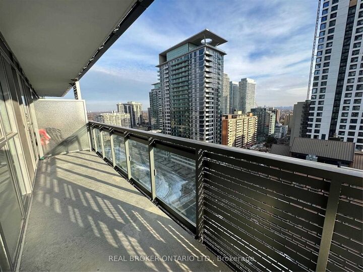 Property Photo:  39 Roehampton Avenue 1401  ON M4P 1P9 