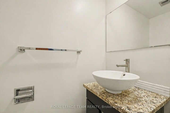 Property Photo:  290 Cathcart Street 14  ON K1N 5C4 