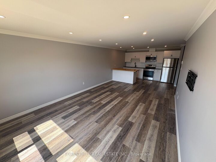 Property Photo:  130 King Street E 5  ON L1C 1N7 