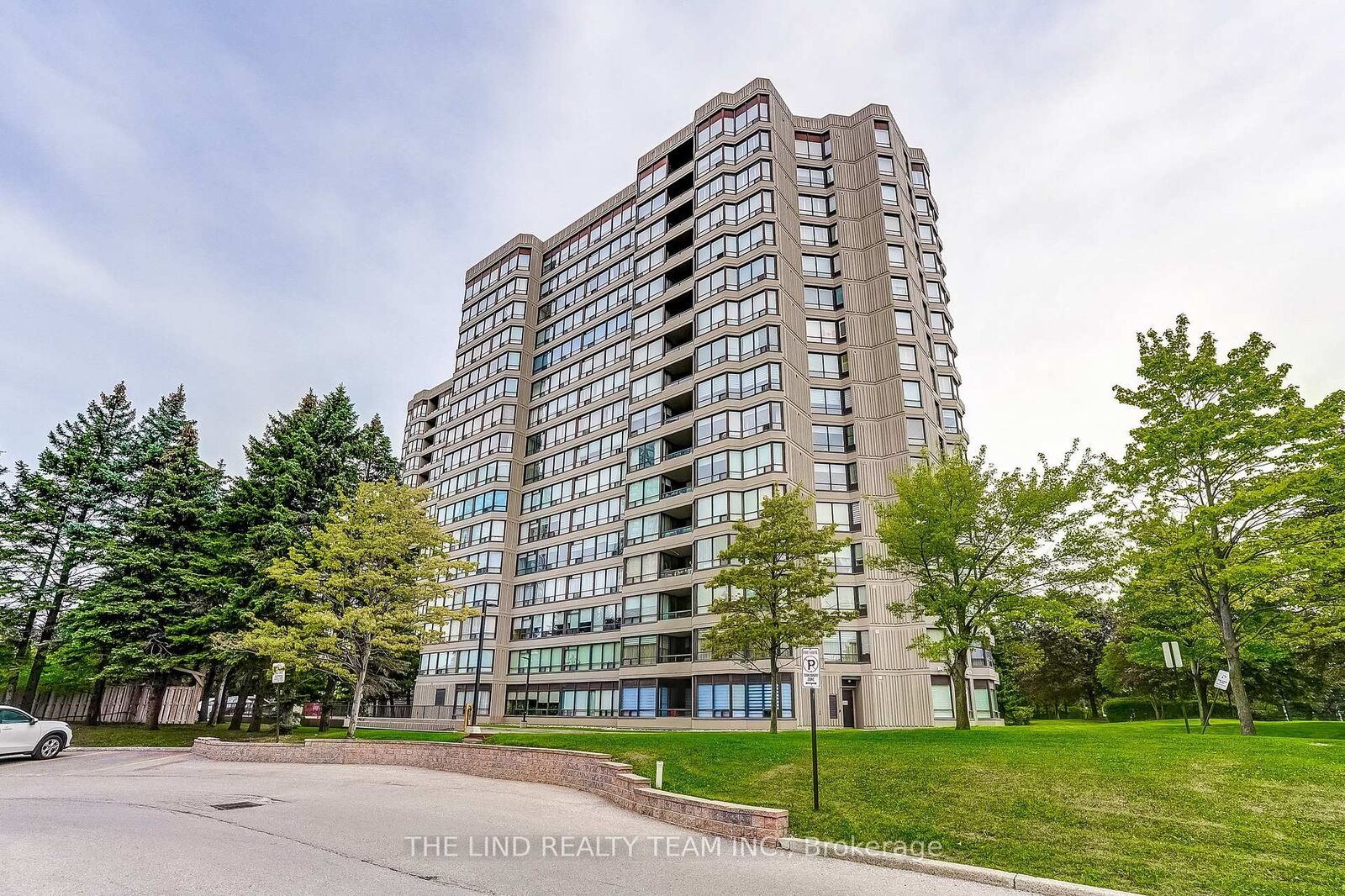 Property Photo: 7440 Bathurst Street 1402 ON L4J 7K8