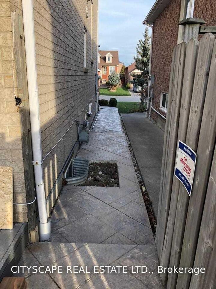 Property Photo:  5520 Prosper Circuit Bsmt  ON L5V 2E5 