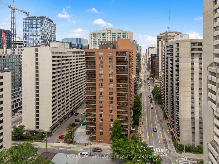 475 Laurier Avenue W 2001 — photo 1
