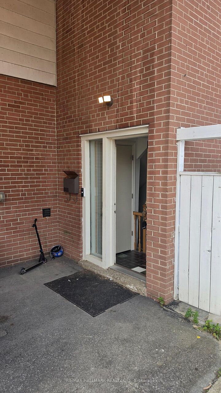Property Photo:  888 Krosno Boulevard Room 2  ON L1W 1H4 