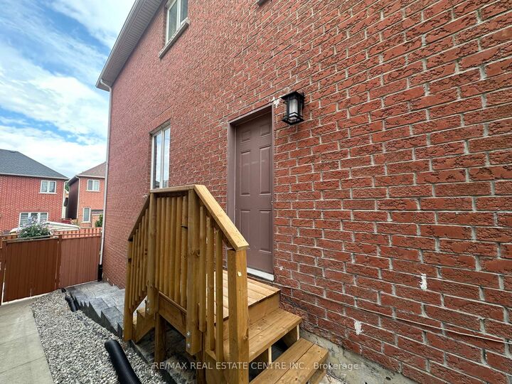 Property Photo: 23 Oblate Crescent Basement Apartment ON L6Y 0K2