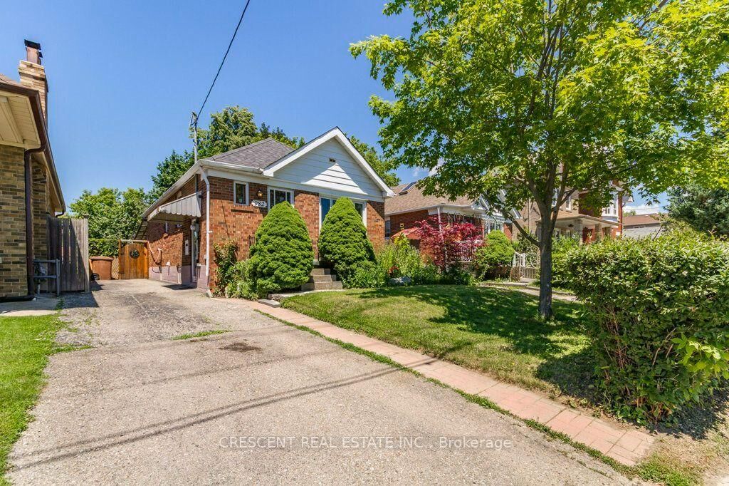 Property Photo: 982 Briar Hill Avenue ON M6B 1M3