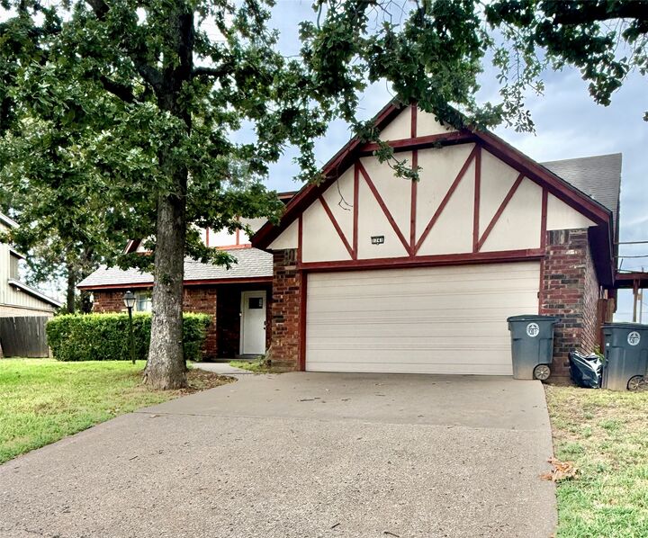 Property Photo:  1741 W Young Street W  OK 74127 