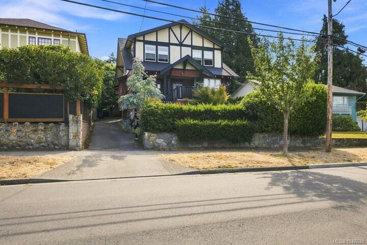 Property Photo: 307 Moss St #2 BC V8V 4M7
