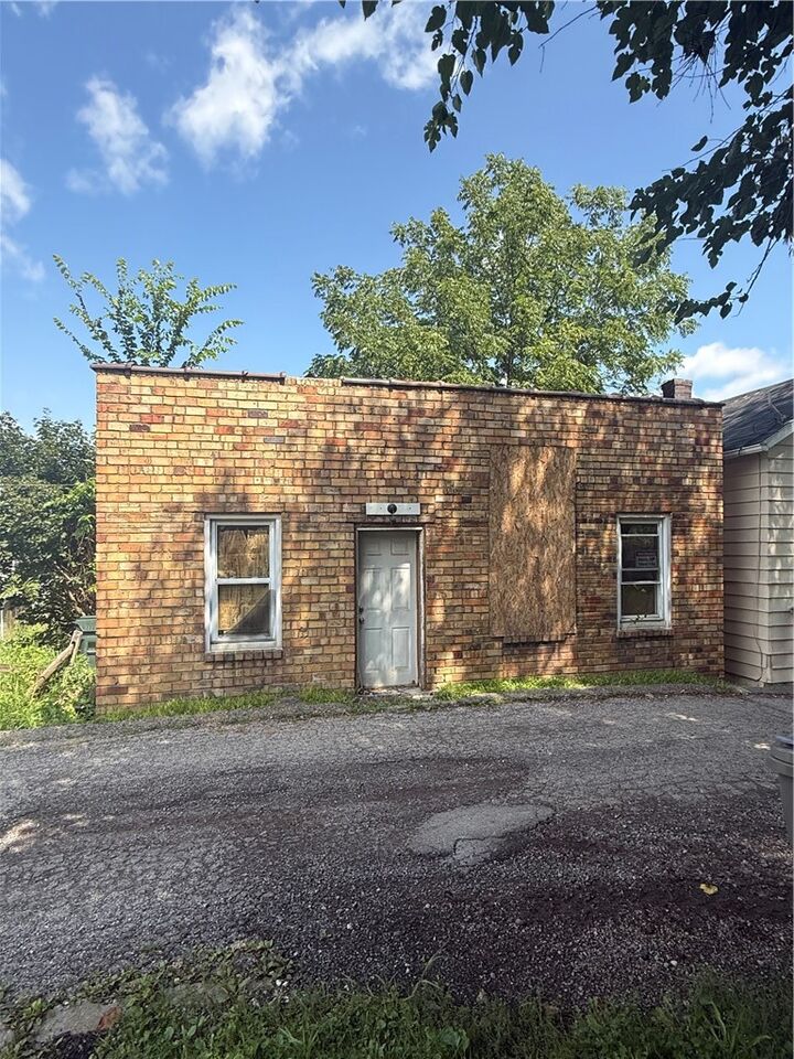 Property Photo:  323 Summit Ave  PA 16117 