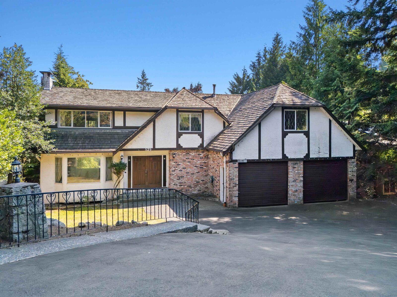 Property Photo: 525 E Braemar Road BC V7N 4C4