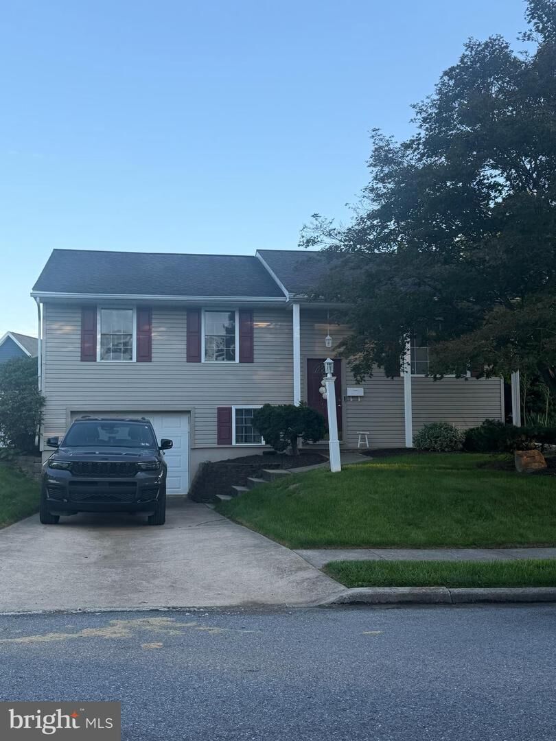 Property Photo:  18 Lynnwood Drive  PA 17078 