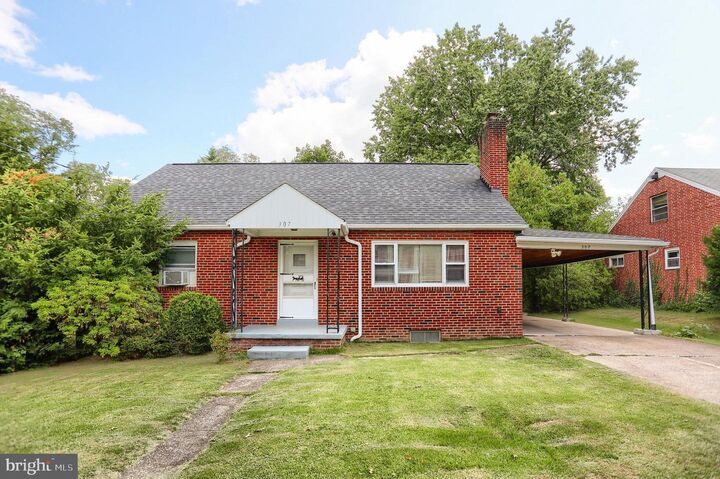 Property Photo:  