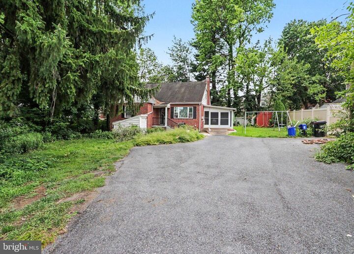 Property Photo:  2437 Parkway Boulevard  PA 17103 