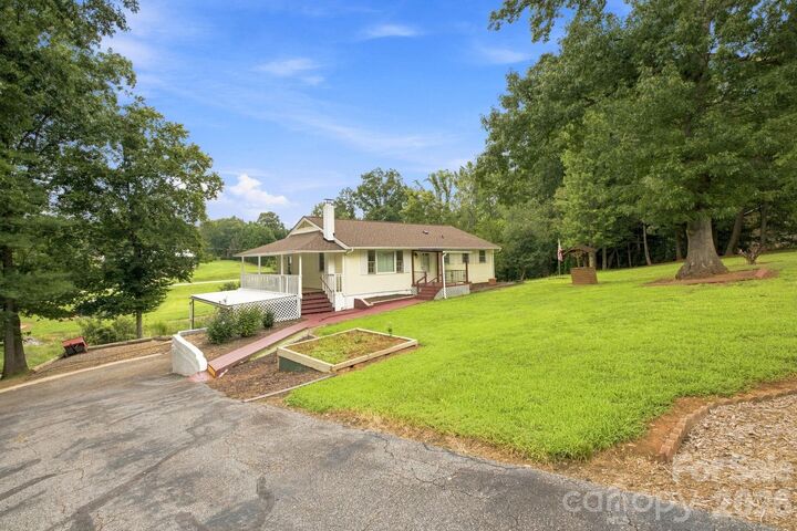 Property Photo: 1714 Lazenby Street NC 28658