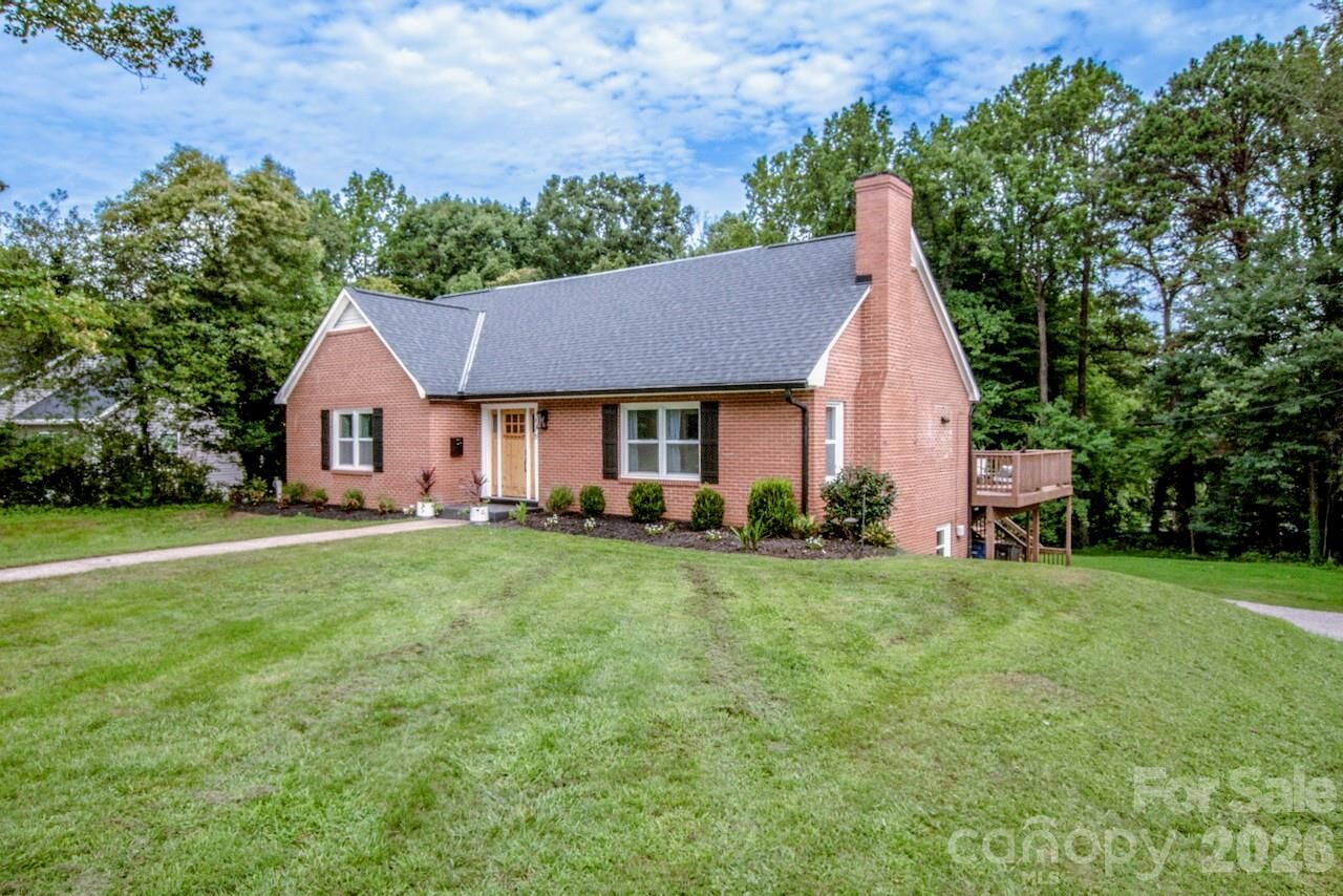 Property Photo:  476 Summit Avenue  NC 28677 