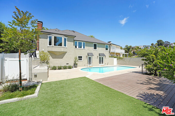 Property Photo:  2383 Panorama Ter  CA 90039 