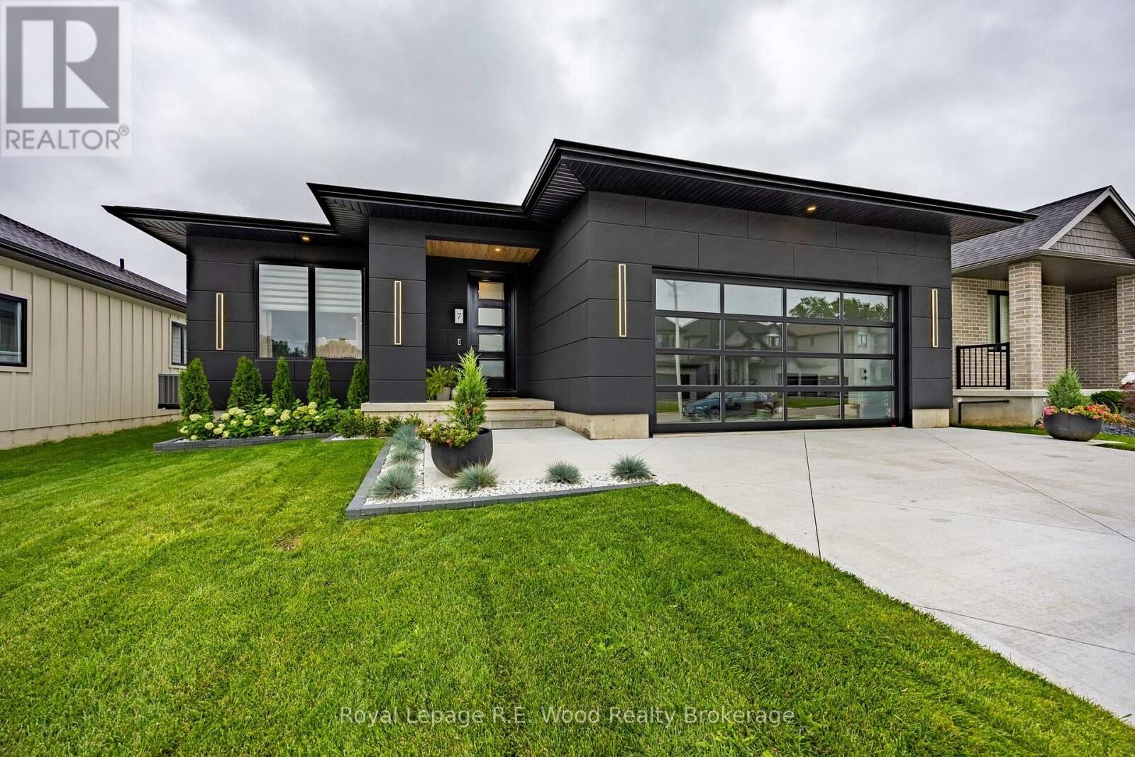 Property Photo: 7 Sycamore Drive ON N4G 5S3