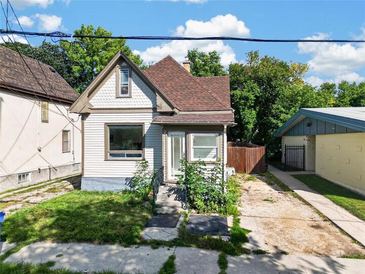 Property Photo: 99 Berlin Street MB R2L 1J1
