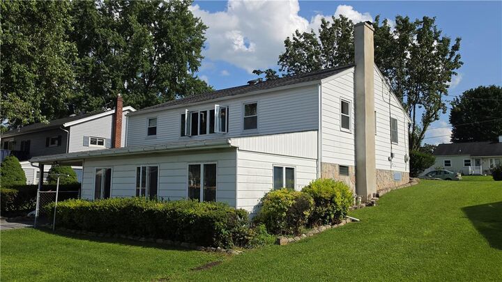 Property Photo:  42 Middle Place  PA 18045 