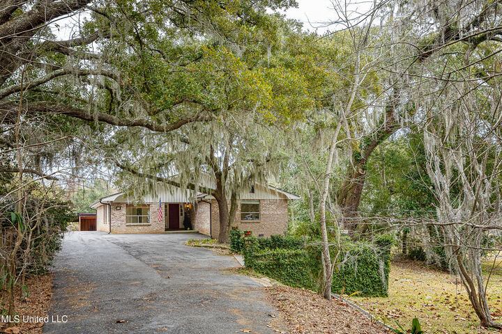Property Photo:  416 Jackson Avenue  MS 39564 