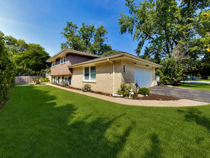 Property Photo:  116 W Central Road  IL 60005 